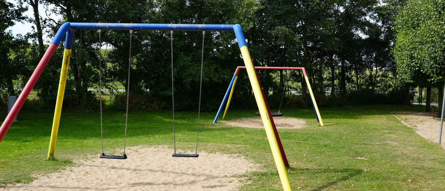 Ein Spielplatz mit Schaukeln