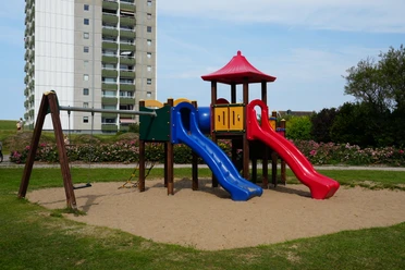 Ein Spielplatz vor einem Gebäude