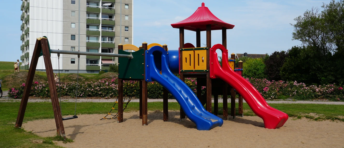 Ein Spielplatz vor einem Gebäude