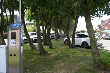 Ein Parkplatz mit einem Parkscheinautomaten