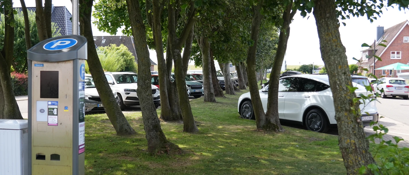 Ein Parkplatz mit einem Parkscheinautomaten