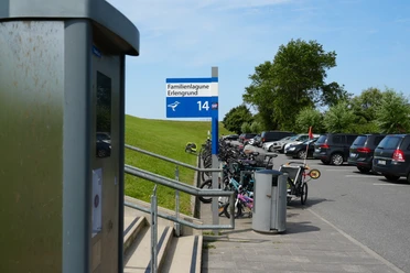 Ein Parkplatz mit einem Parkscheinautomaten