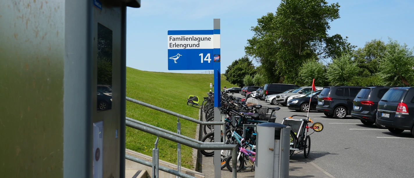 Ein Parkplatz mit einem Parkscheinautomaten