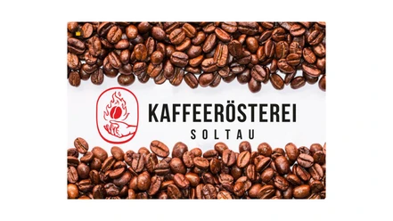 Logo der Kaffeerösterei Soltau zwischen gerösteten Kaffeebohnen.