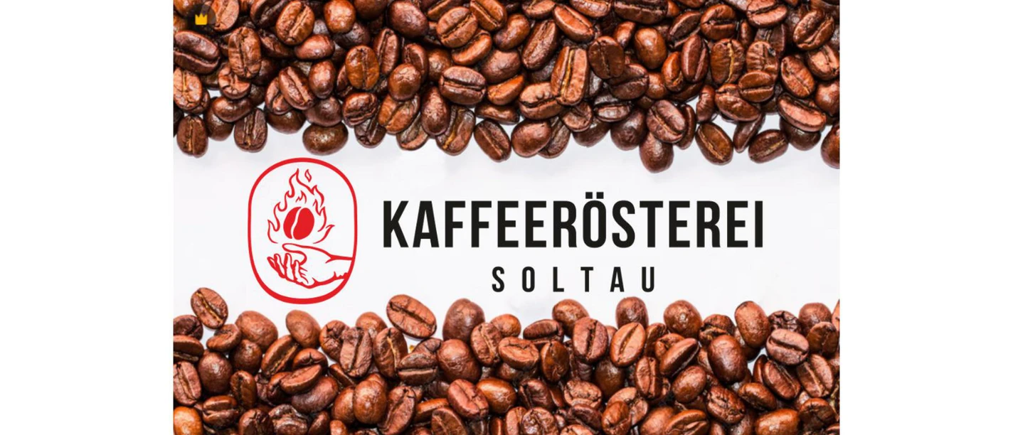 Logo der Kaffeerösterei Soltau zwischen gerösteten Kaffeebohnen.