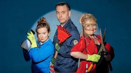 Drei Kabarettfiguren posieren mit Gartengeräten vor blauem Hintergrund.