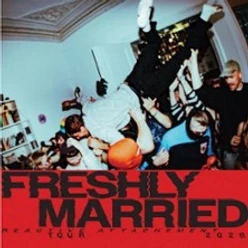Crowdsurfer bei einer Clubshow, unten der rote Schriftzug „Freshly Married“