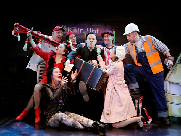 Himmel und Kölle - Das Comedy Musical in Köln Ensemble von Himmel und Kölle in bunten Kostümen auf der Bühne der Volksbühne Köln