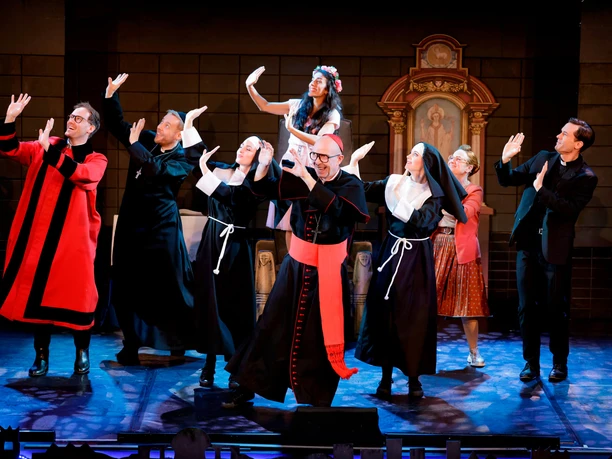 Himmel und Kölle - Das Comedy Musical in Köln Ensemble des Comedy-Musicals Himmel und Kölle tanzt in Kirchenkulisse auf der Bühne