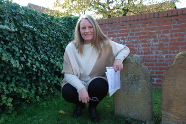 Gästeführerin Ursula Mußmann auf dem Jüdischen Friedhof