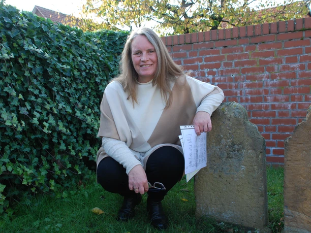 Gästeführerin Ursula Mußmann auf dem Jüdischen Friedhof