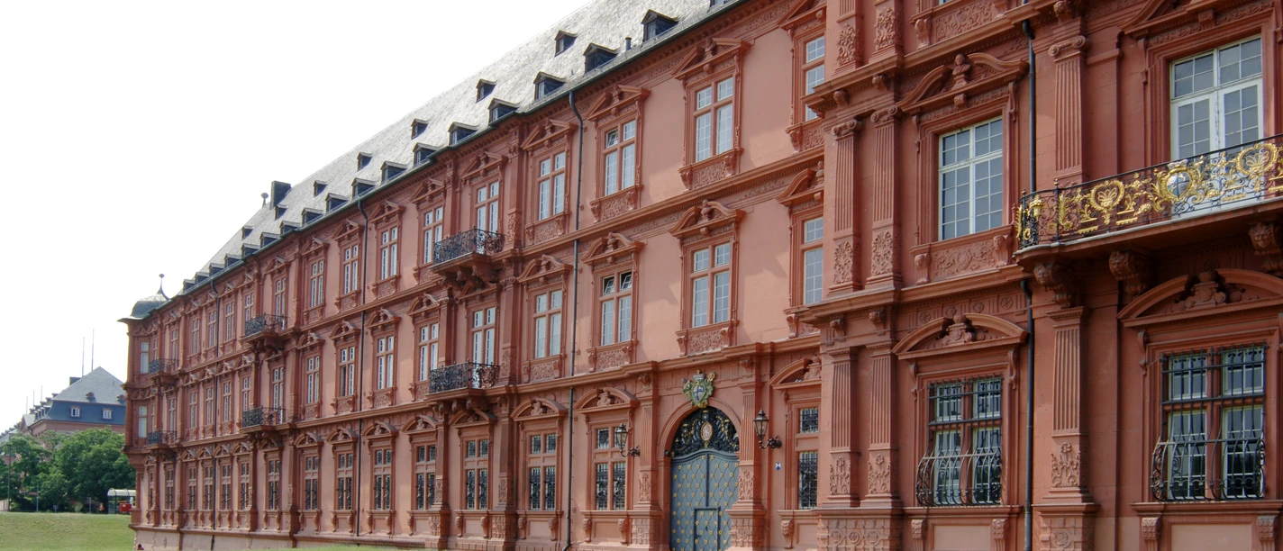 Kurfürstliches Schloss Mainz_Sandsteinfassade Kurfürstliches Schloss Mainz: Rote Sandsteinfassade und Rasenfläche.