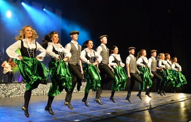A - Danceperados_of_Ireland_-_an_authentic_show_of_Irish_music__song___dance_©_Gregor_Eisenhuth_live_A.jpg Irische Tanzgruppe in grünen Kostümen springt synchron auf der Bühne.