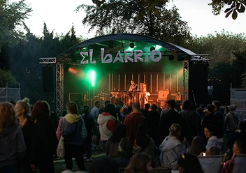Abendliches Konzert "El Barrio" mit DJ und Zuschauergruppe.