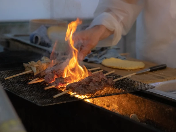 rillspieße werden über offener Flamme zubereitet.