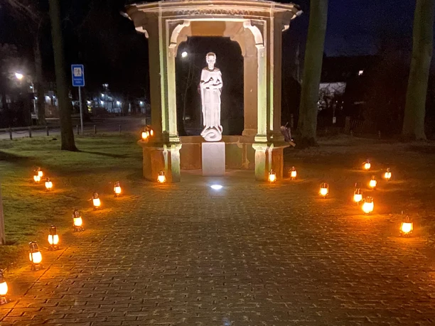 Erleuchtete Klosterzeit - Laternen säumen den Weg zum Brunnenhäuschen bzw. Ehrenmal Marienfeld.jpg