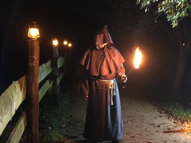 Erleuchtete Klosterzeit - Mönch mit Laterne.jpeg