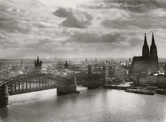 Historischer Schwarzweißblick auf Köln mit Hohenzollernbrücke, Dom und Rhein