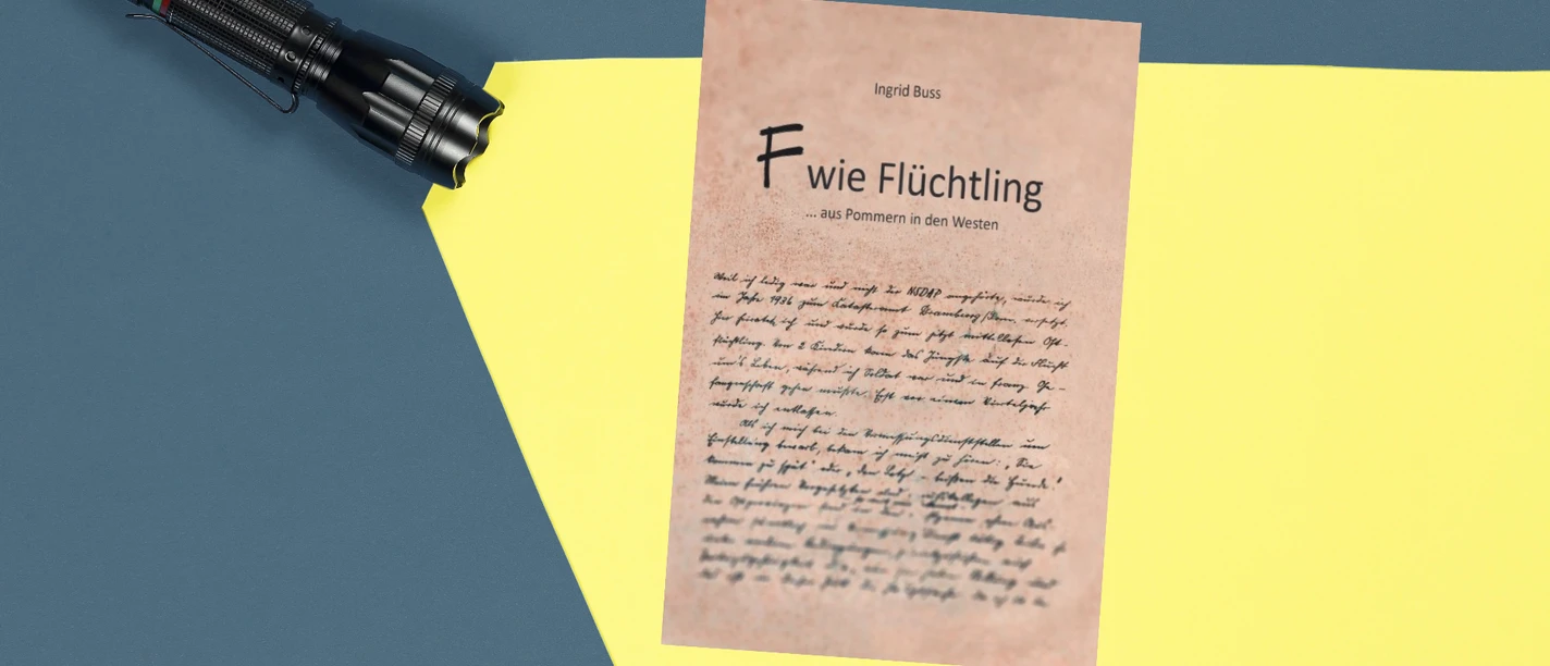 Im Lichtkegel einer Taschenlampe ist ein Brief mit der Überschrift zu sehen ""F wie Flüchtling"