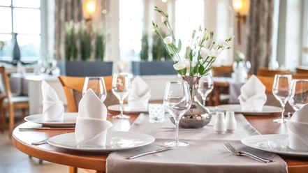 Blick auf festlich gedeckte Tische im Restaurant Lukullus des Landhotel Jäckel