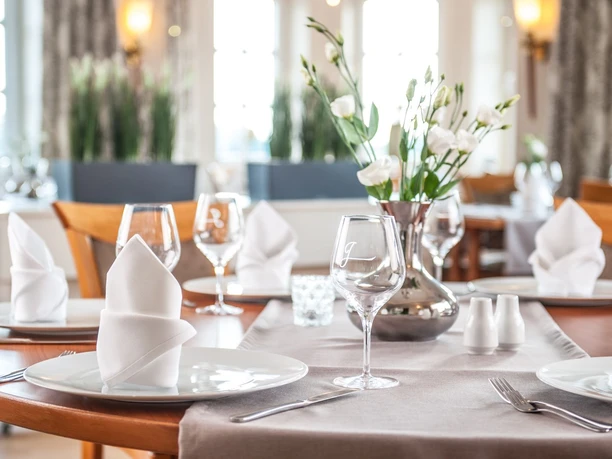 Blick auf festlich gedeckte Tische im Restaurant Lukullus des Landhotel Jäckel