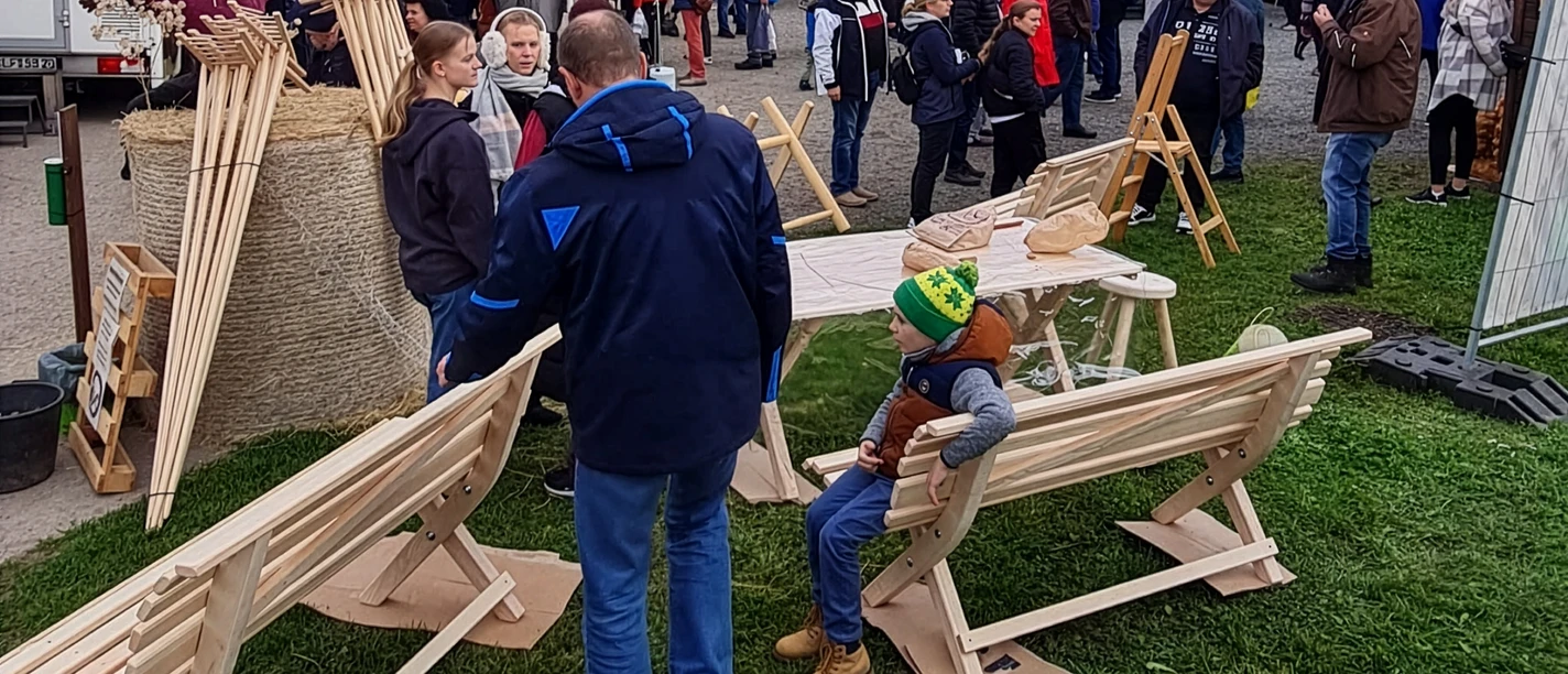 Oktobermarktfoto Jena Kultur.jpg Menschen an einem Stand mit Holzhandwerk
