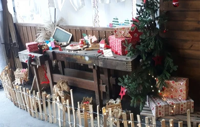 Adventfoto Jena Kultur.jpg Rustikaler Tisch mit Geschenk und Weihnachtsdekoration