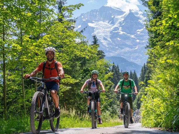 outdoor-switzerland-ebike-tour-isenfluh-on-the-road-2.jpg