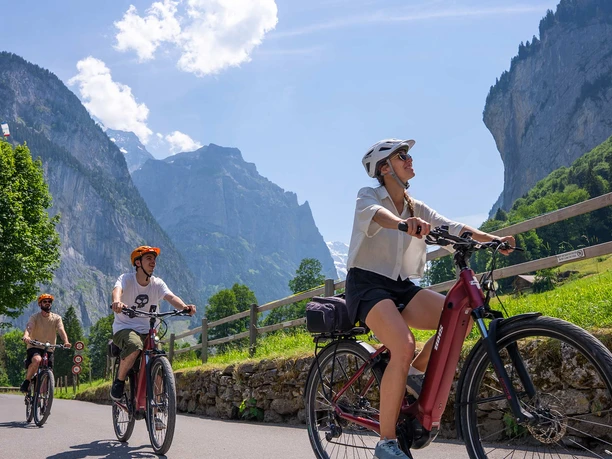 outdoor-ebike-tour-group-on-the-road-lauterbrunnen.jpg