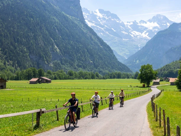 outdoor-ebike-tour-lauterbrunnen-gruppe-tal-jungfrau.jpg