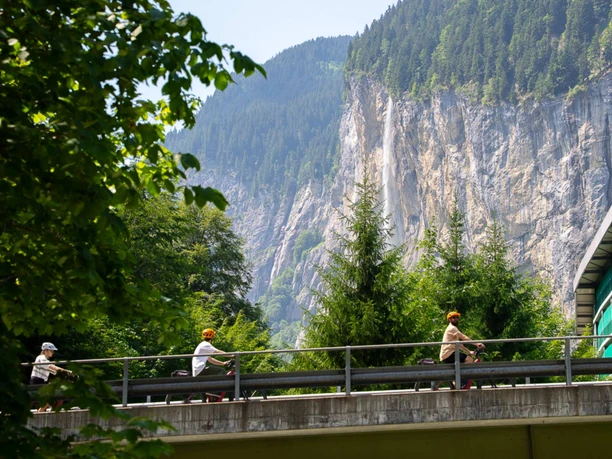 outdoor-ebike-tour-lauterbrunnen-gruppe-unterwegs-wasserfall.jpg