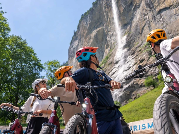 outdoor-ebike-tour-gruppe-pause-wasserfall.jpg