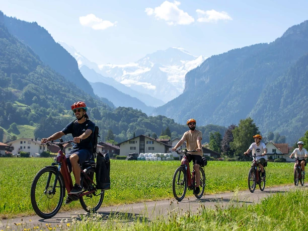 outdoor-ebike-tour-gruppe-unterwegs-jungfrau.jpg