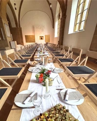 Abendmahlstafel im Südschiff der Peter-und-Pauls-Kirche