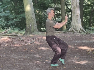 Mann der Qigong praktiziert