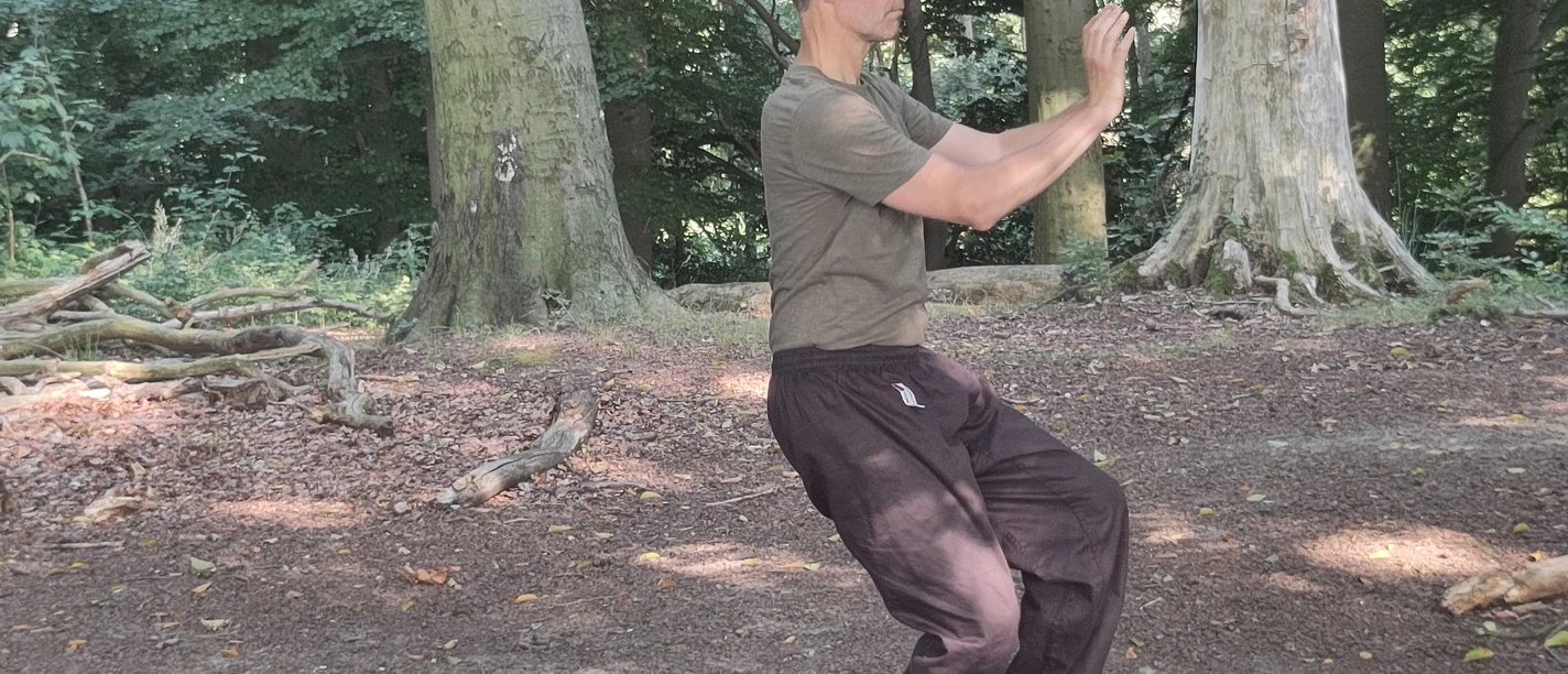 Mann der Qigong praktiziert