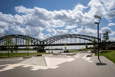Skateplaza KAP686 am Rheinauhafen mit Rampen und Blick auf die Südbrücke in Köln