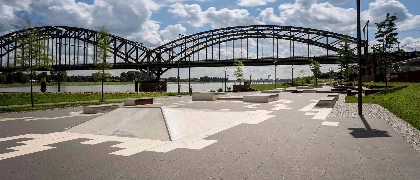 Skateplaza KAP686 at Rheinauhafen, featuring ramps and a view of the Südbrücke in Cologne