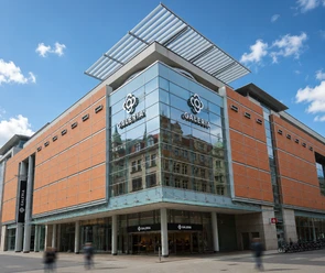 Foto des Haupteingangs der Galeria Leipzig in Leipzigs Innenstadt