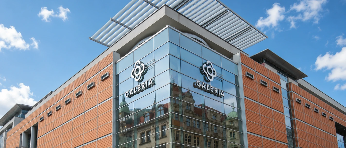 Foto des Haupteingangs der Galeria Leipzig in Leipzigs Innenstadt