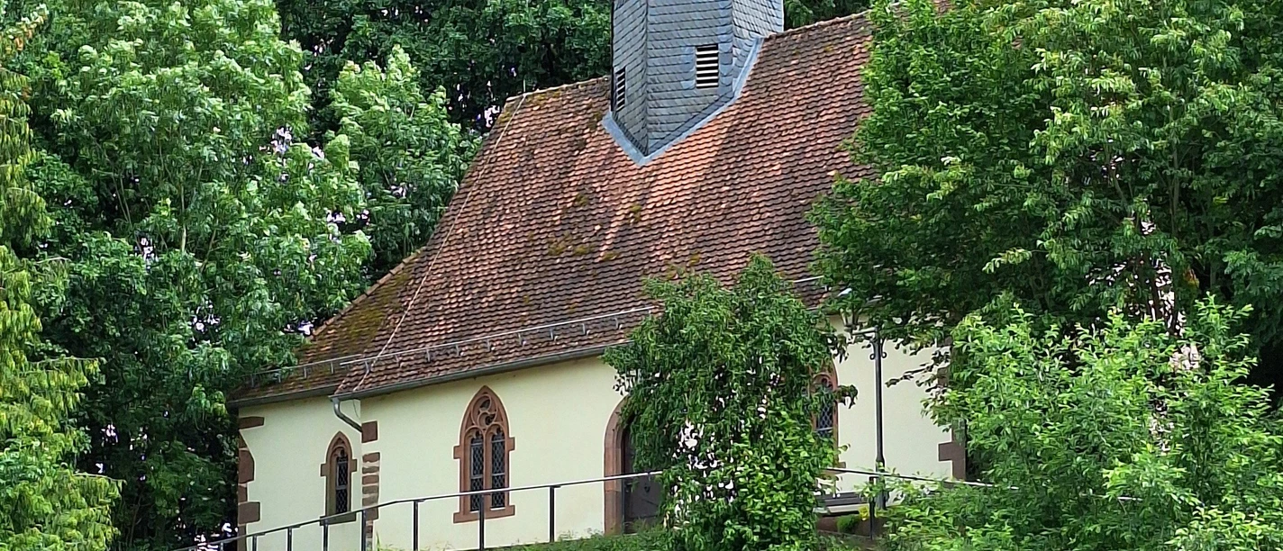 Kirche Ascherode mit Kirchberg - Ev. Kirche Ascherode