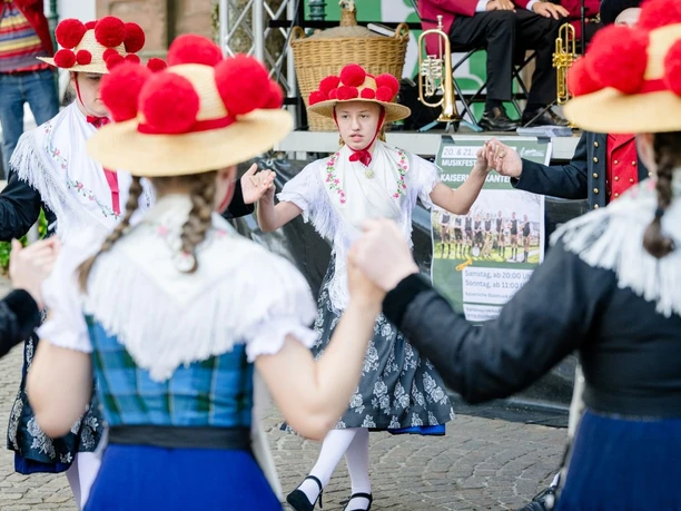 Trchtentanz, handgemachte Musik, Handwerkliches und Nachhaltiges gibt's beim Kinder- und Brauchtumstag in der Oberkircher Innenstadt.