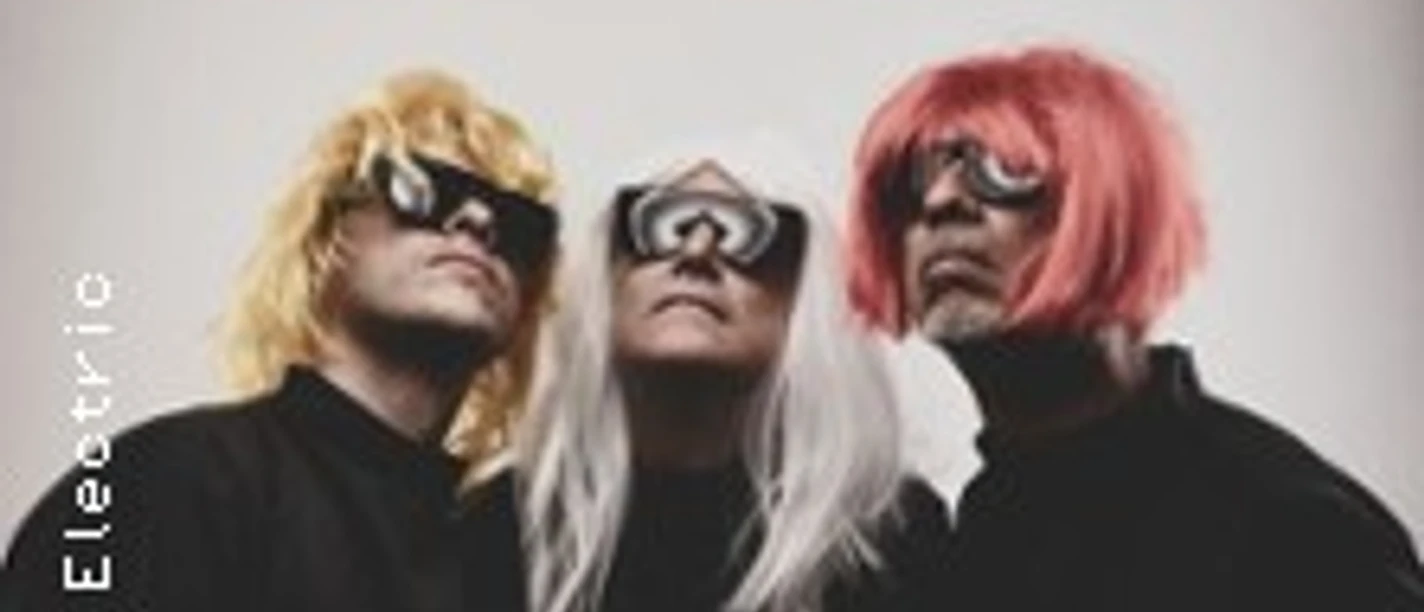 Drei Musiker mit Perücken und Sonnenbrillen auf dem Plakat von A Love Electric