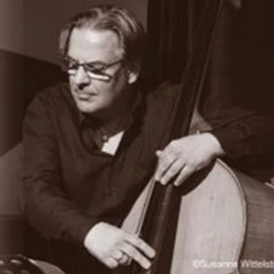 Schwarz-Weiß-Porträt eines Musikers mit Sonnenbrille am Kontrabass