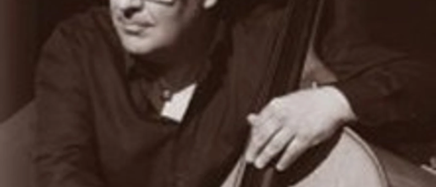 Schwarz-Weiß-Porträt eines Musikers mit Sonnenbrille am Kontrabass