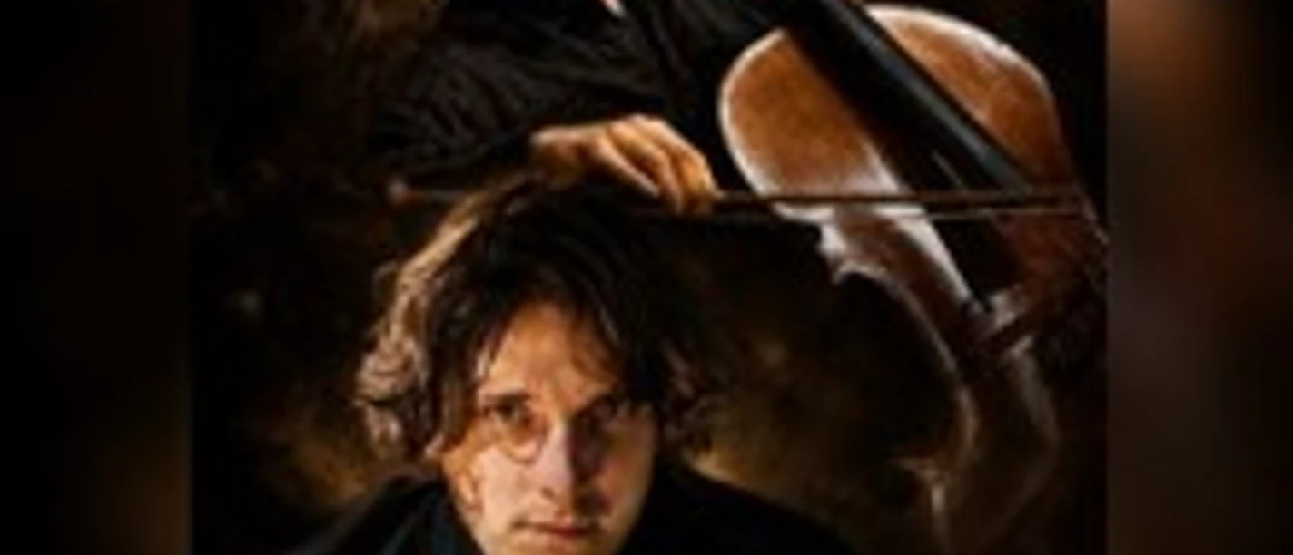 Porträt zweier Jazzmusiker: oben ein Cellist im Spiel, unten ein Musiker vor dunklem Hintergrund
