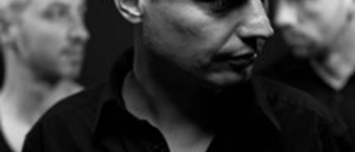 Schwarz-Weiß-Porträt des Xaver Fischer Trios mit fokussiertem Musiker im Vordergrund