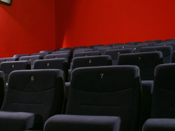 Kinosaal des Lindentheaters Meschede mit blauen Sitzen und roten Wänden
