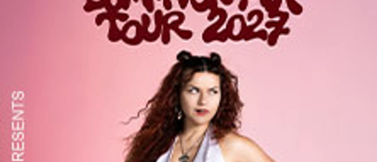 Tourplakat zu MAIVAs Dumm von mir Tour 2027 mit Porträt der Sängerin vor rosa Hintergrund