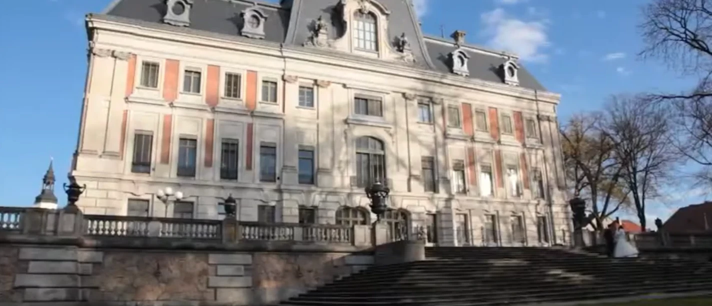 Man sieht die Frontseite eines Gebäude mit punkvoller Architektur an einem schönen Wintertag.